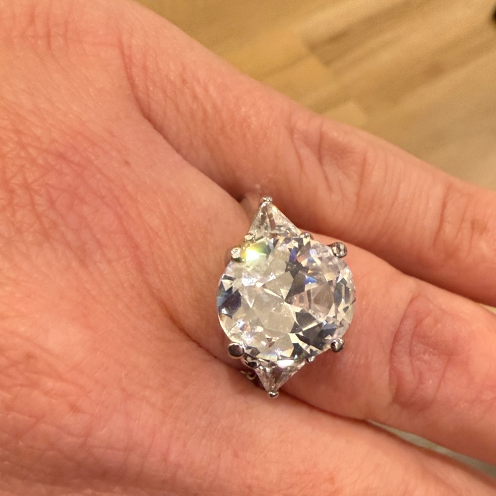 Size 9 Elegant Silver Ring with Clear Gemstone